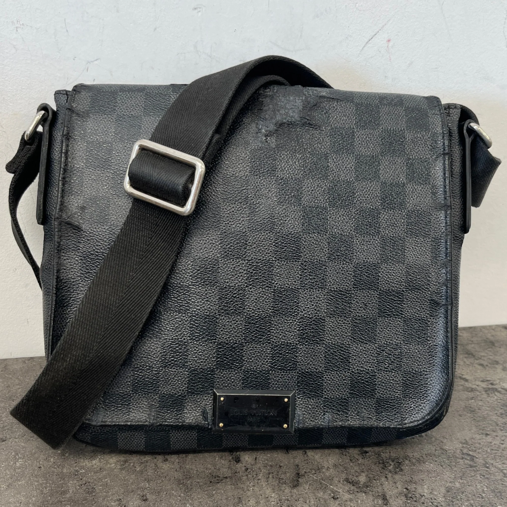 Men's Damier Graphite District Pm Messenger Bag Black - Image 12