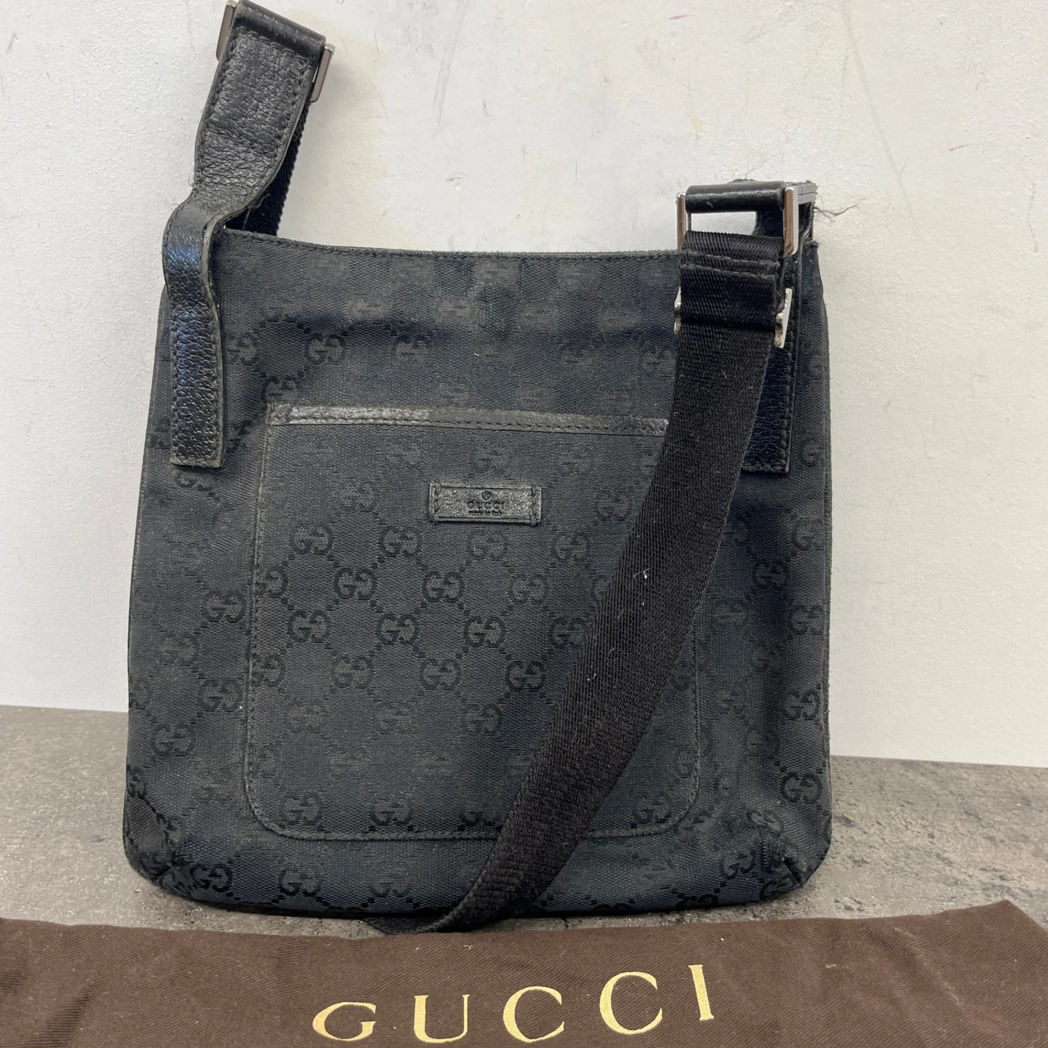 Men's Gg Supreme Crossbody Bag Black - Image 12
