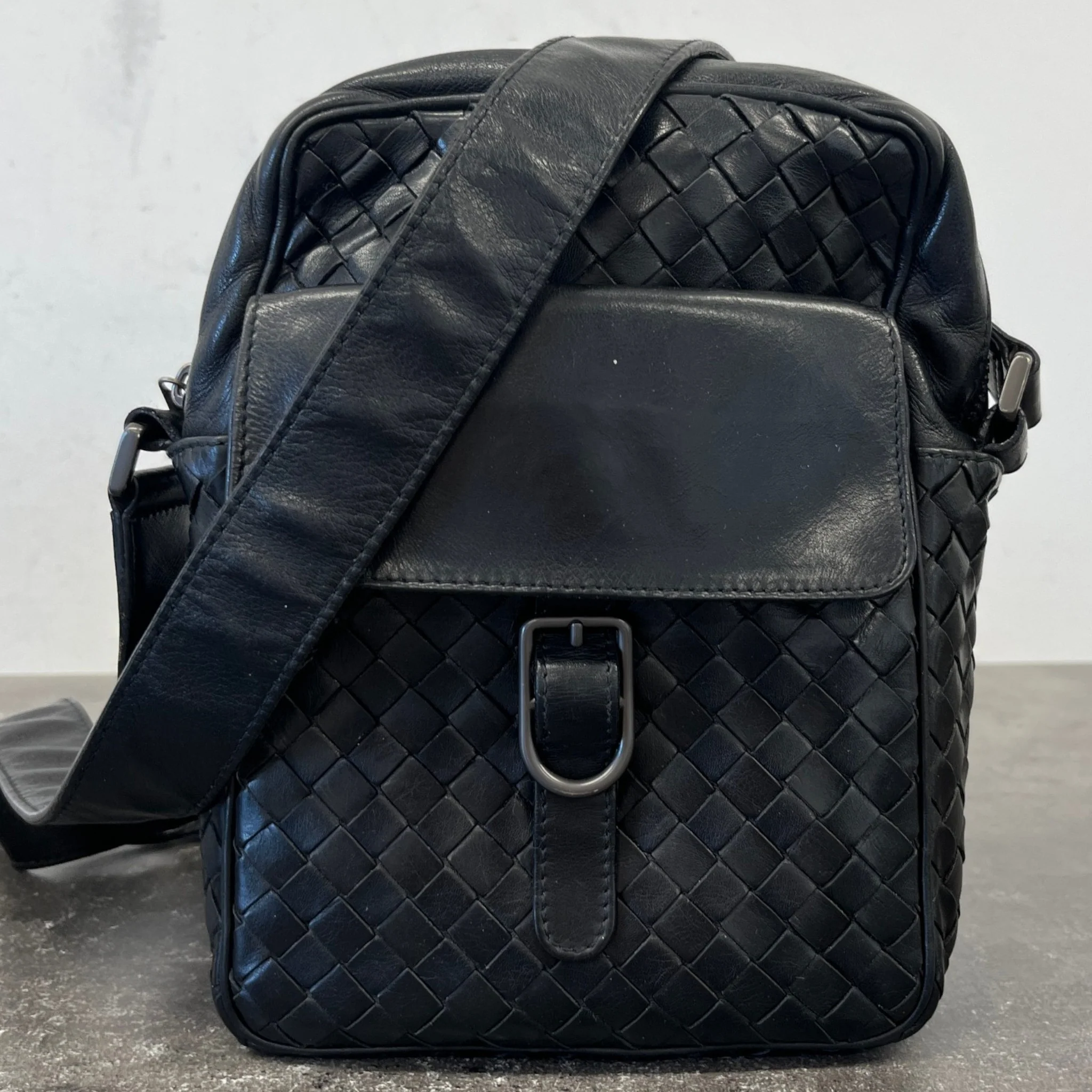 Men's Intrecciato Messenger Bag Black - Image 12