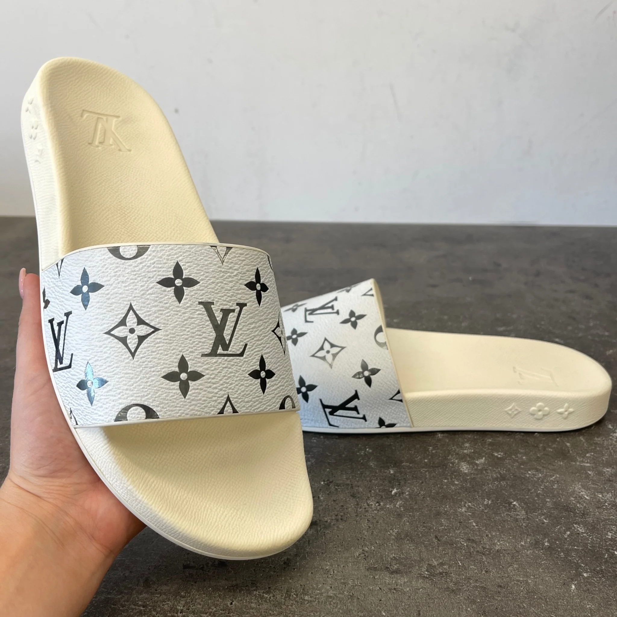 Men's Monogram Slides White Size EU 42.5 / UK 8.5 - Image 11