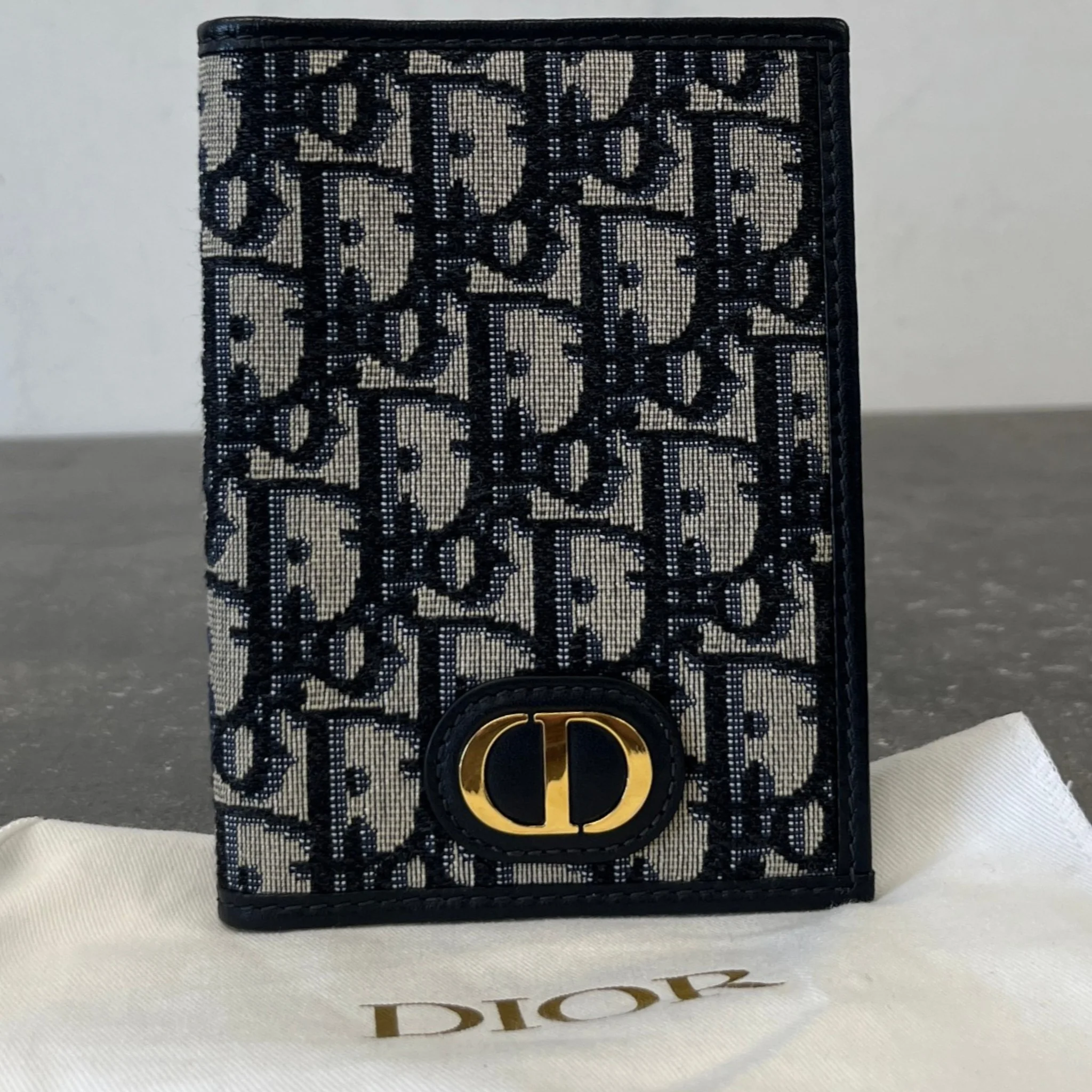 Men's Oblique 30 Montaigne Passport Holder Navy - Image 8