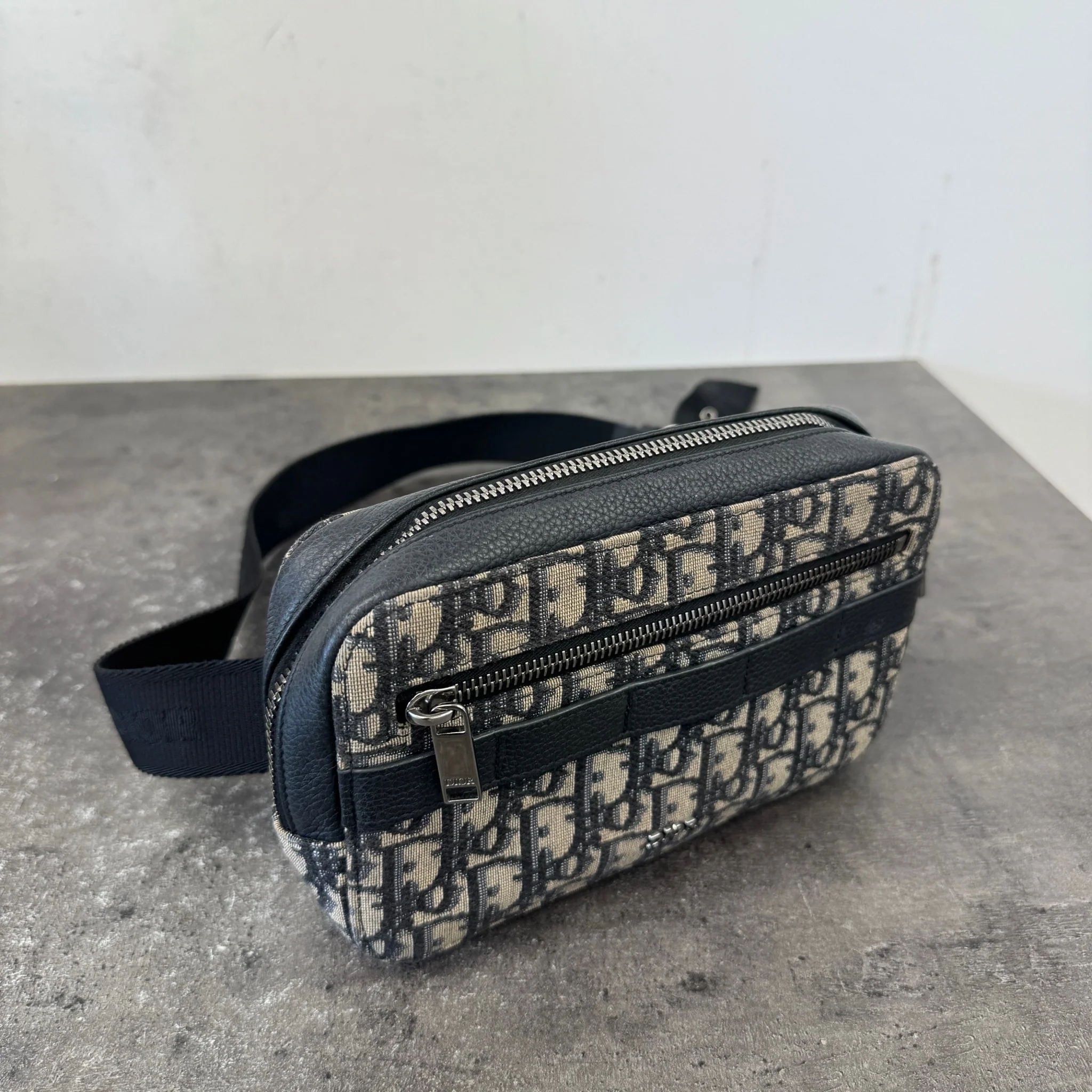 Men's Oblique Safari Messenger Bag Black - Image 10