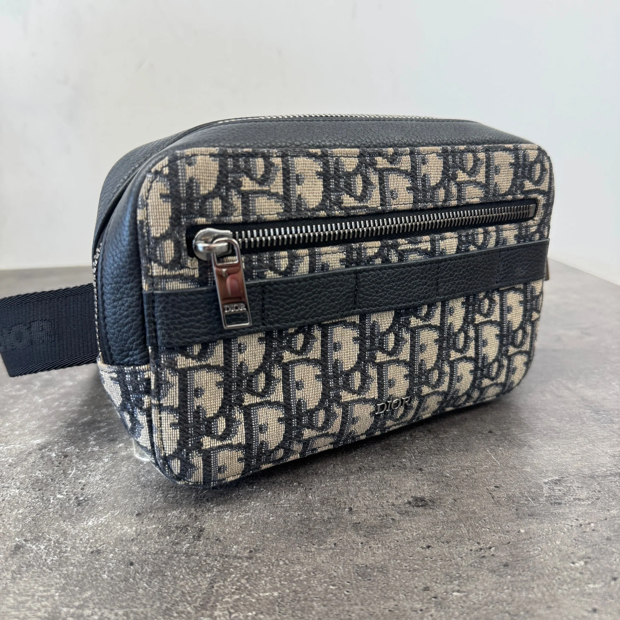 Men's Oblique Safari Messenger Bag Black - Image 12