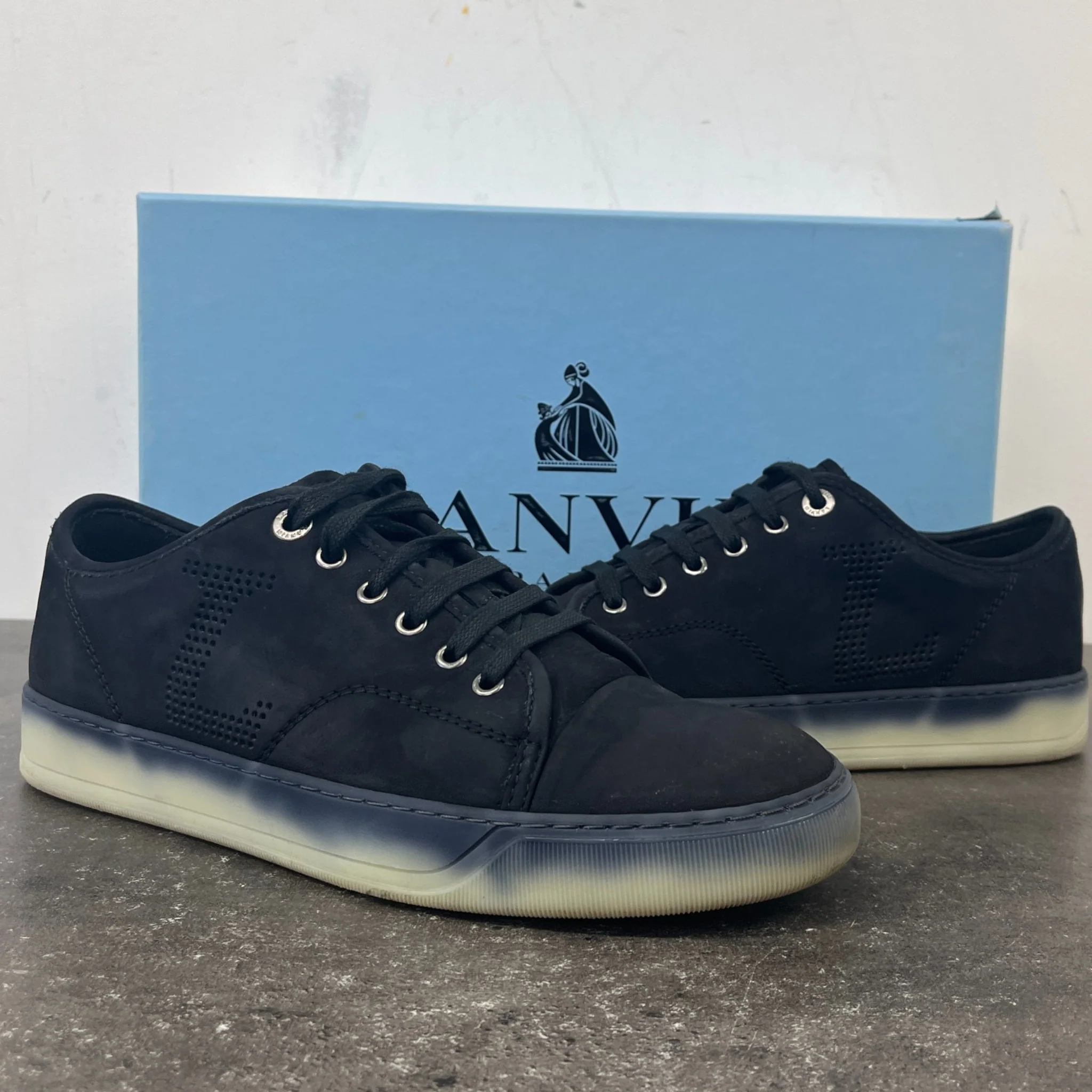 Men's Perforated Low Trainers Black Size EU 40 / UK 6 - Image 12