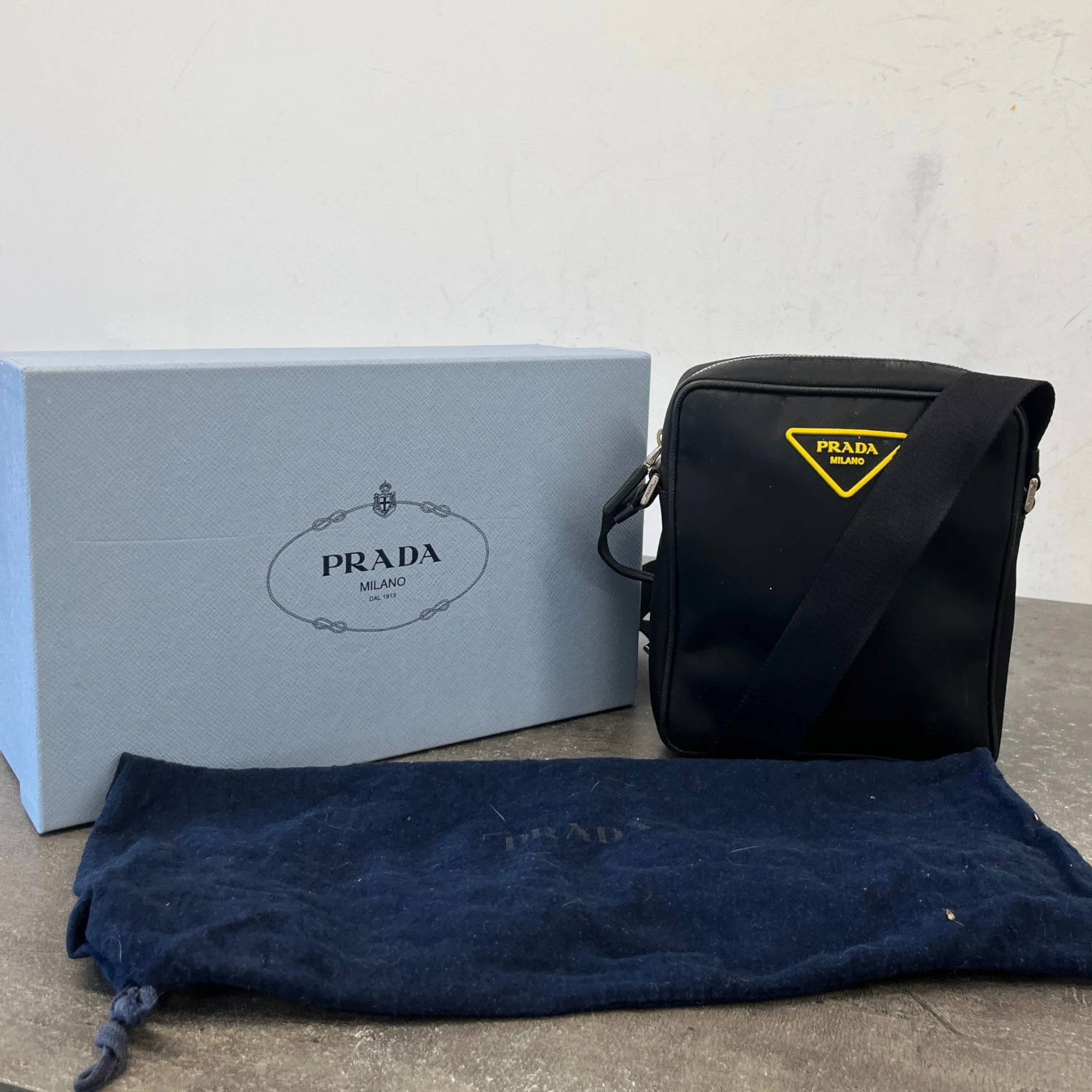 Men's Plaque Logo Messenger Bag Black - Image 13