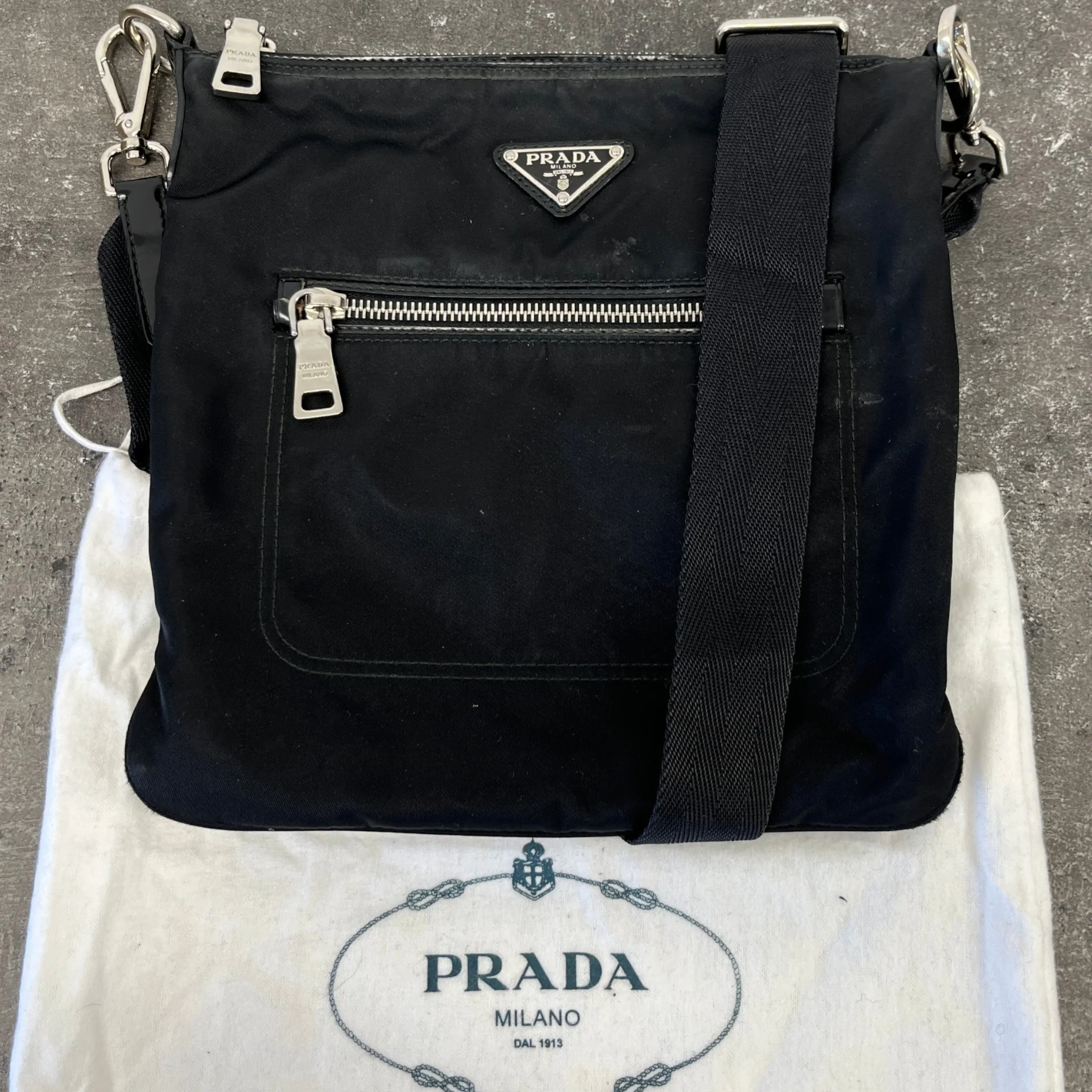Men's Plaque Logo Re-Nylon Messenger Bag Black - Image 11