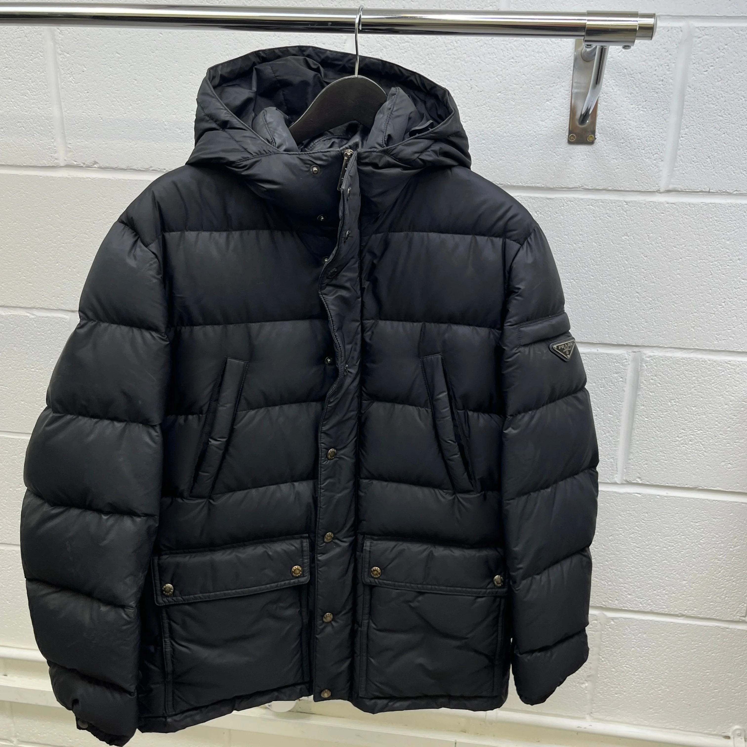 Men's Re-Nylon Plaque Logo Down Jacket Black Size IT 48 / M - Image 8