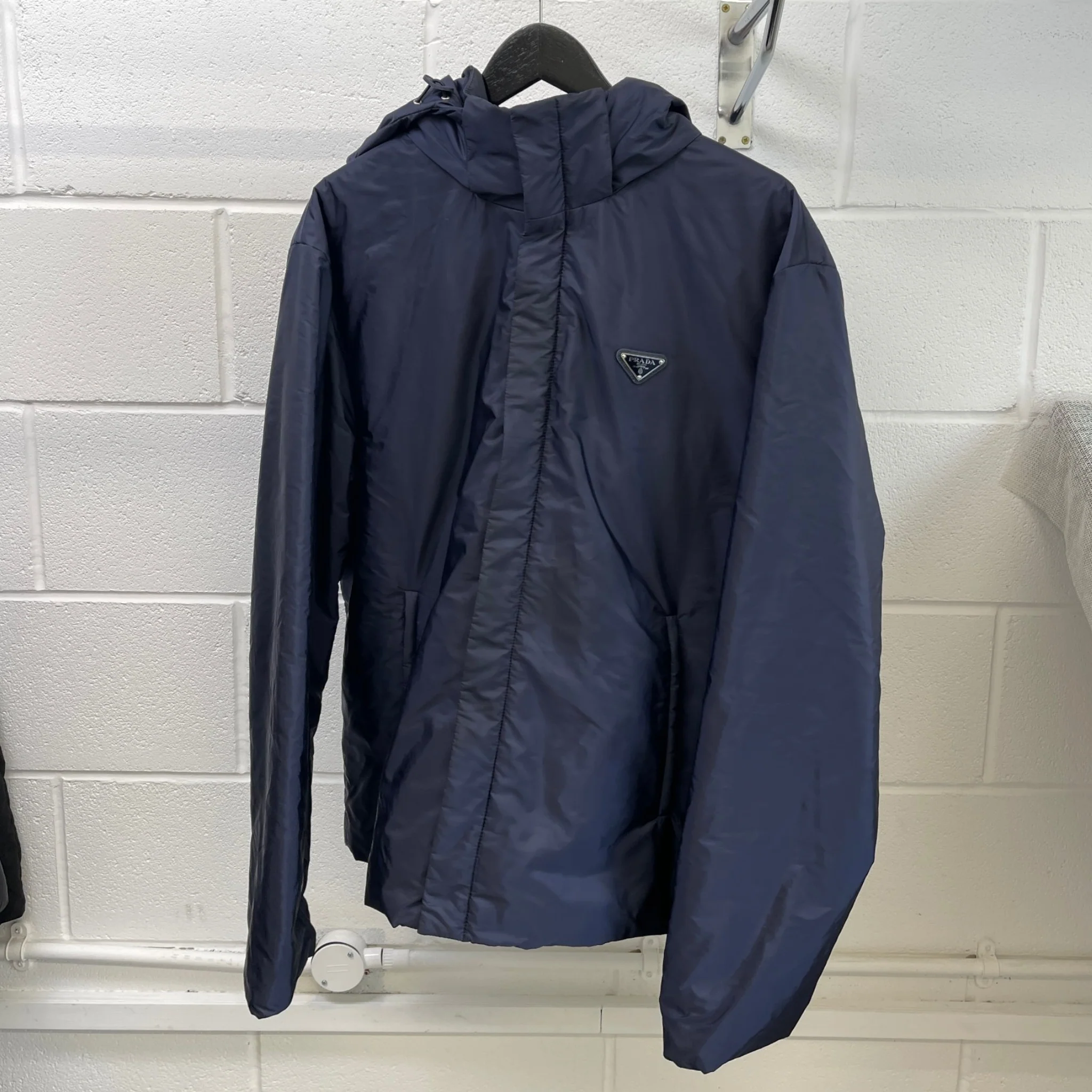 Men's Re-Nylon Plaque Logo Jacket Navy Size IT 54 / XXL - Image 9