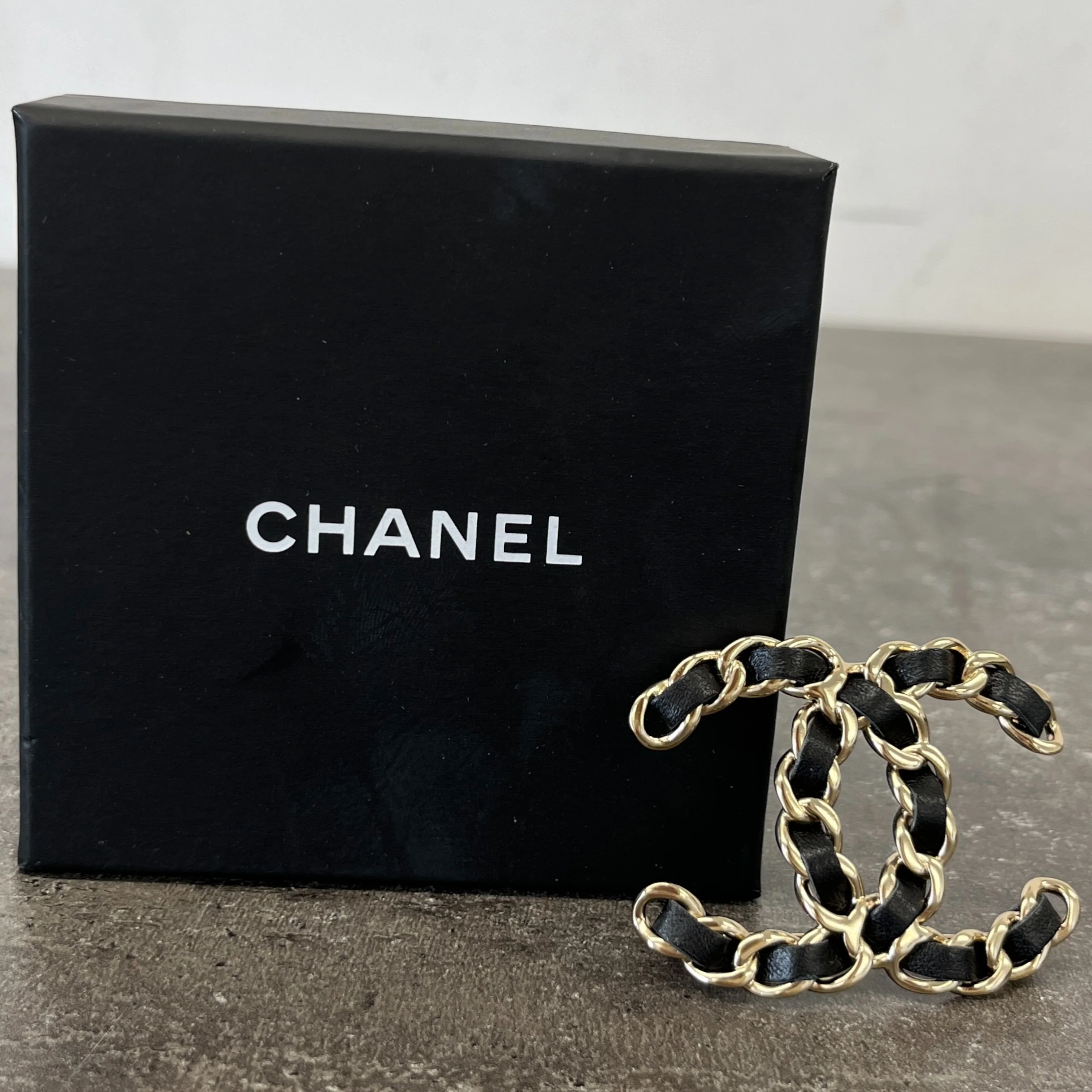 Women's Cc Brooch Black - Image 7