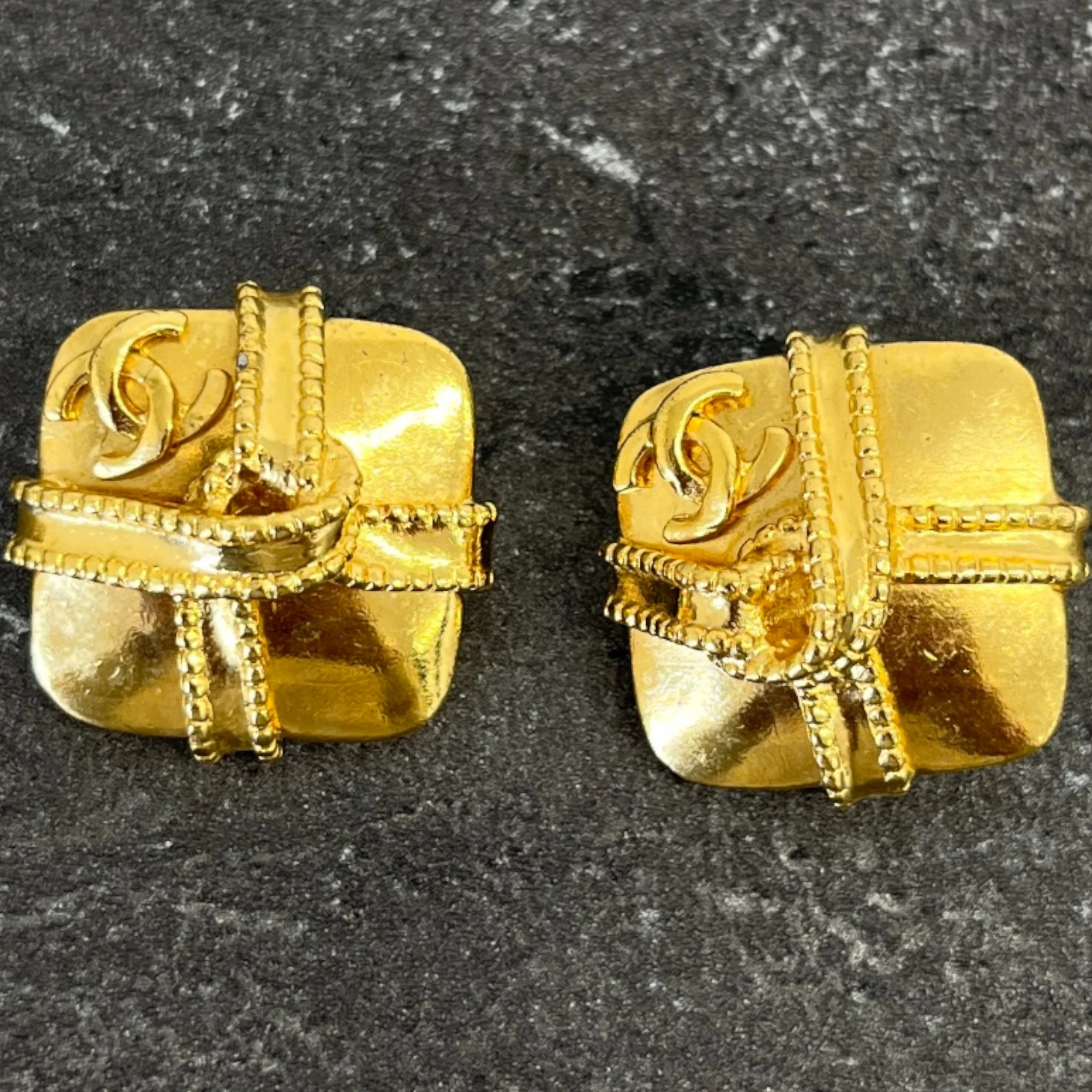 Women's Cc Logo Clip-On Earrings Gold - Image 7