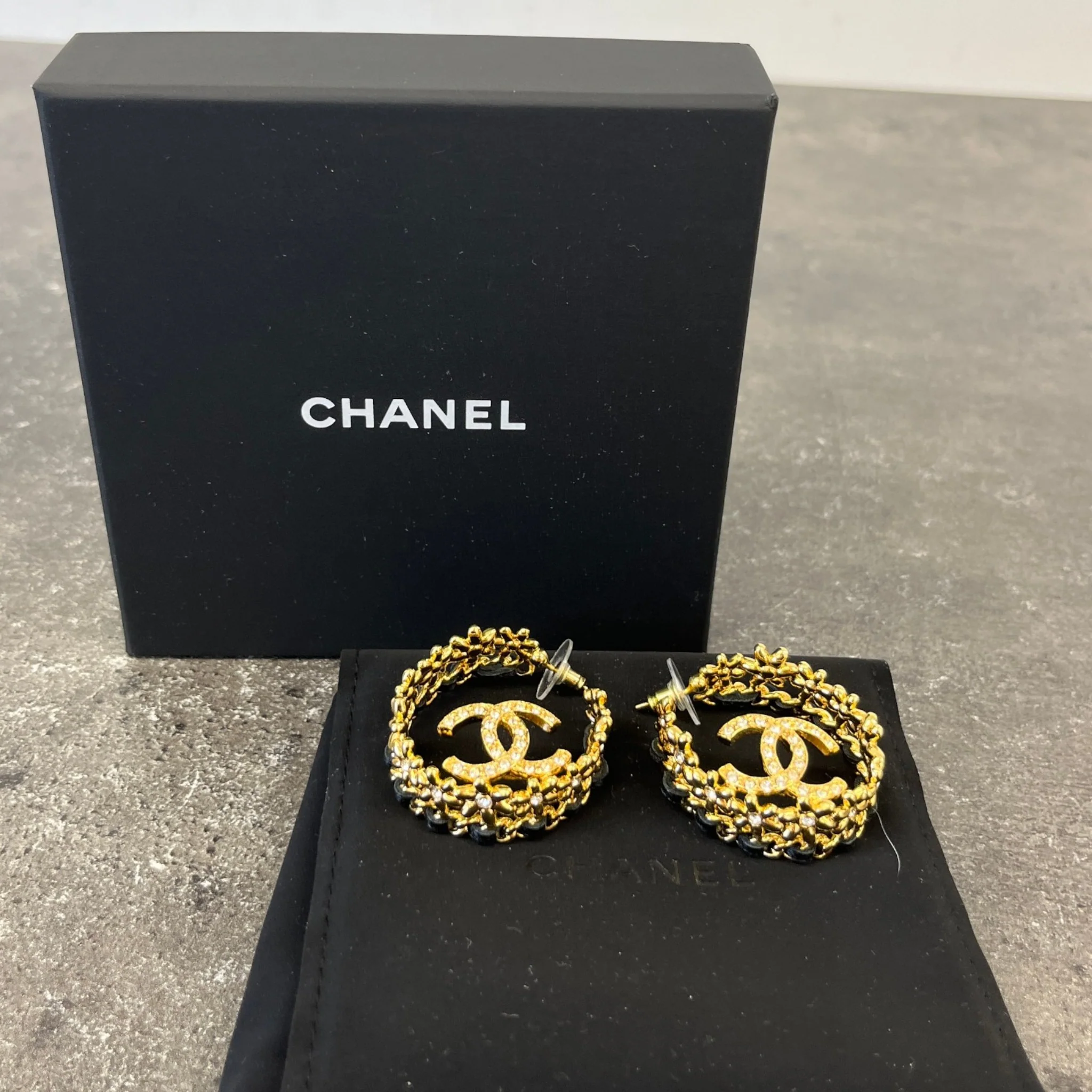 Women's Cc Logo Hoop Earrings Gold - Image 10