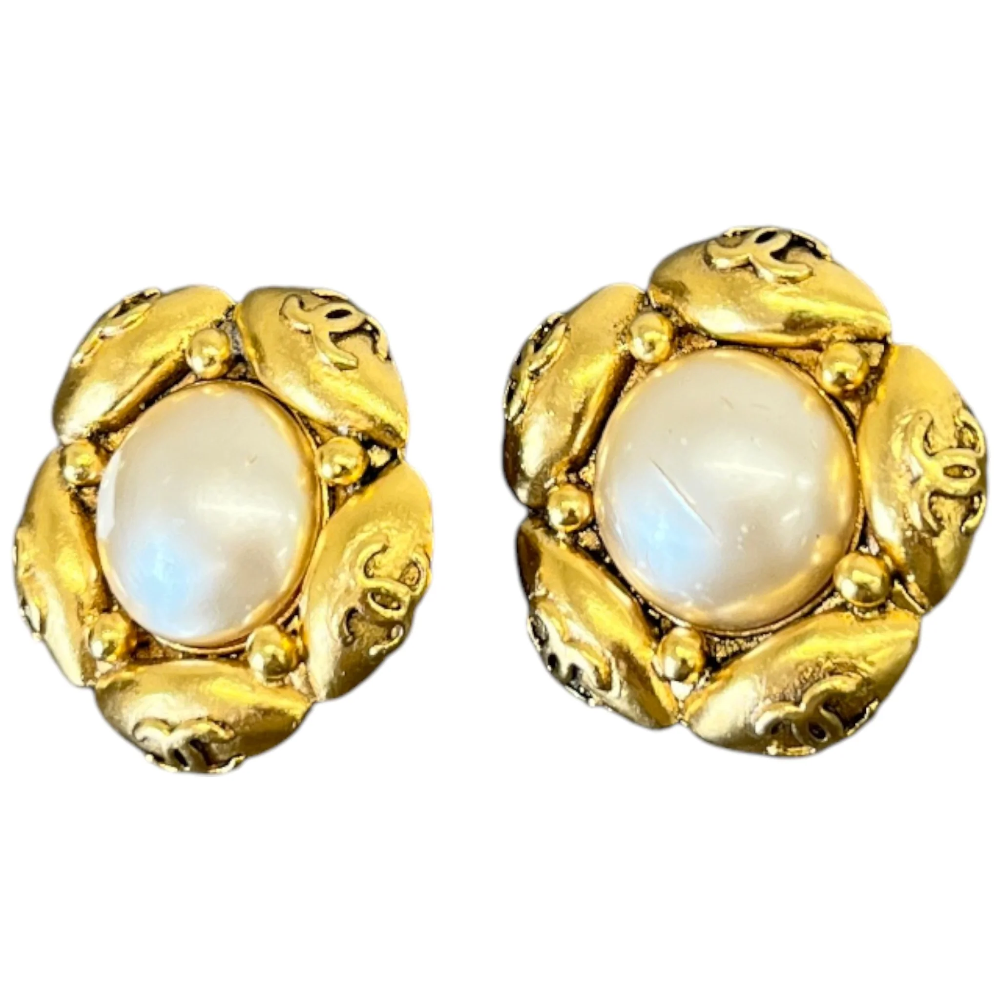 Women's Cc Logo Pearl Clip On Earrings Gold - Image 4