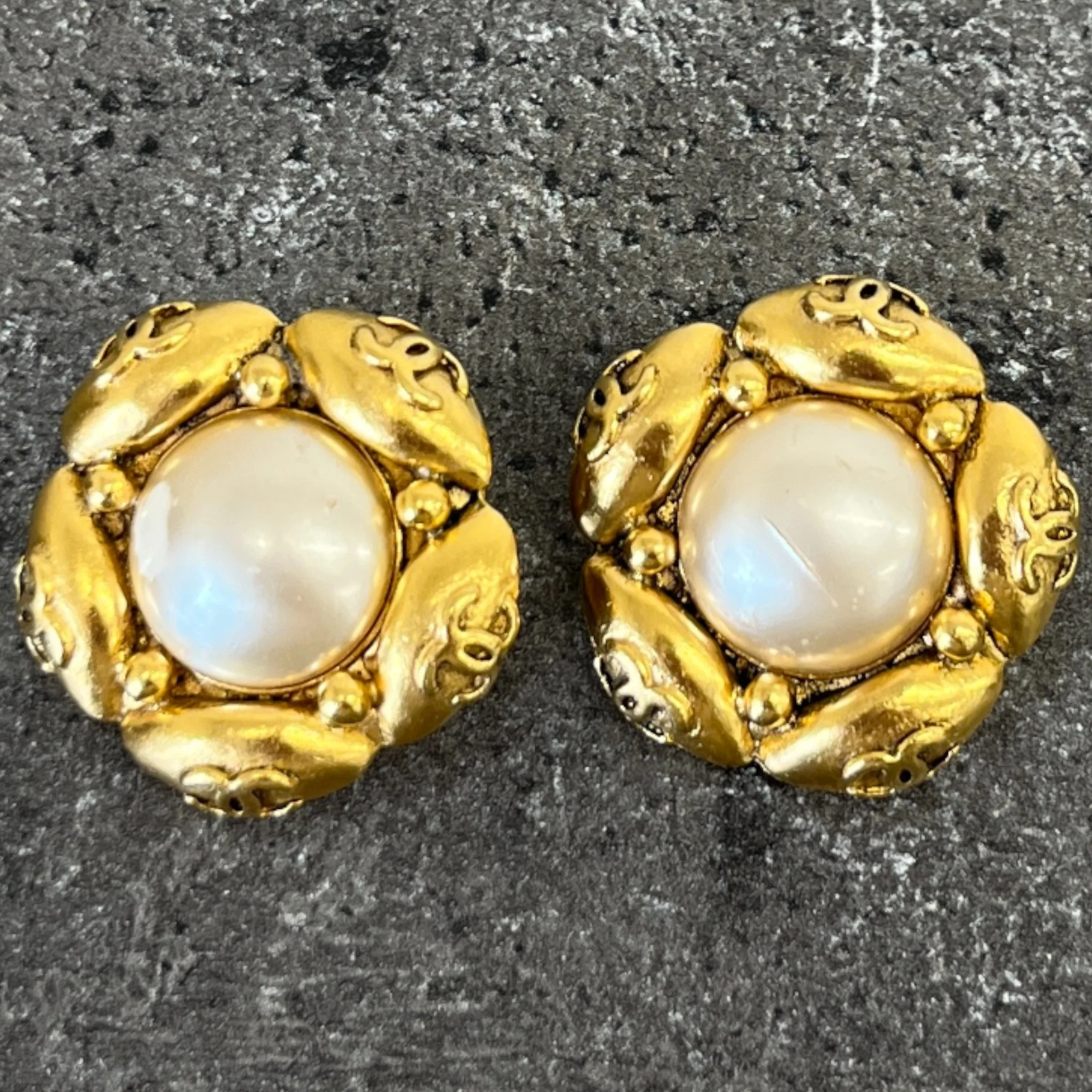 Women's Cc Logo Pearl Clip On Earrings Gold - Image 7