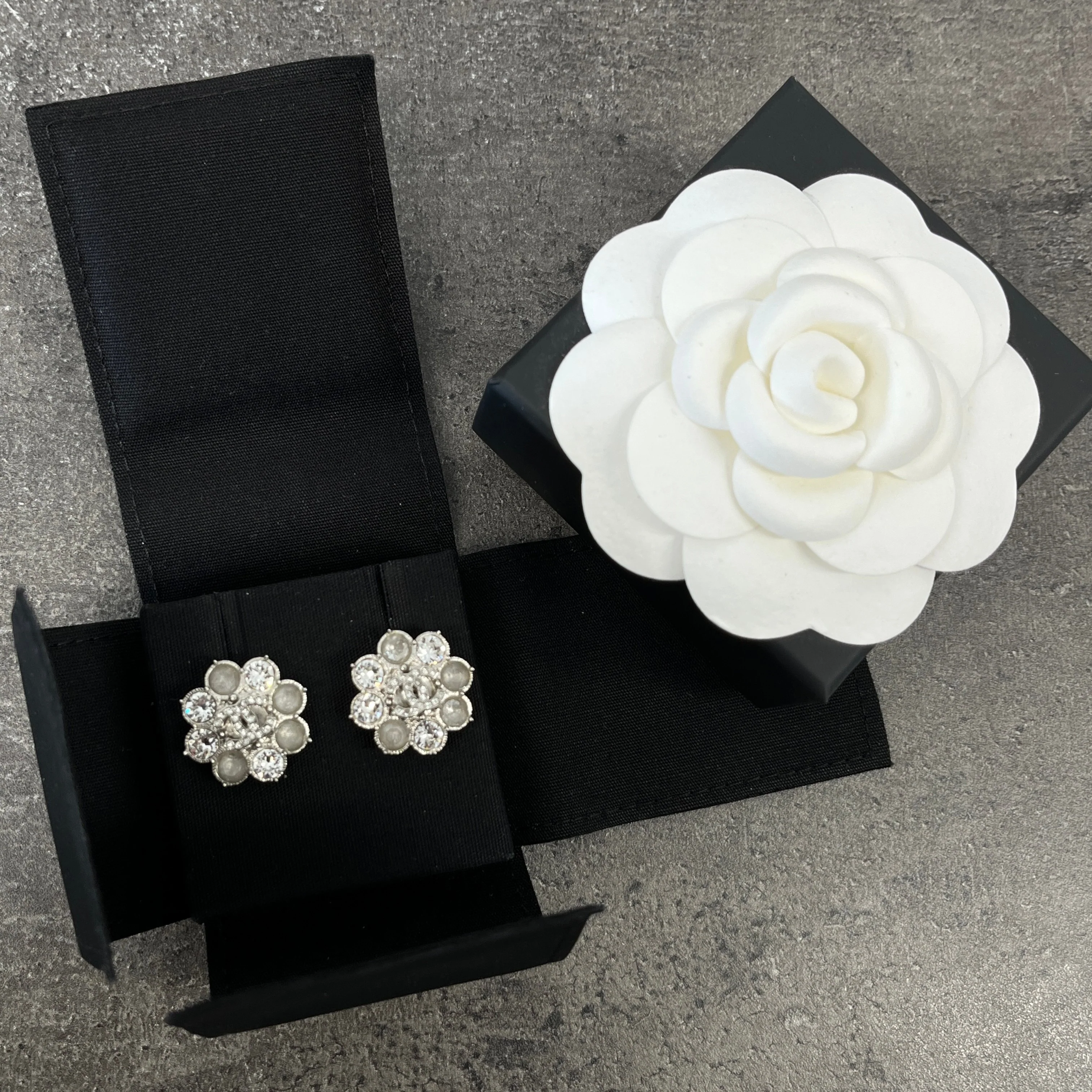 Women's Flower Cc Logo Earrings Silver - Image 5