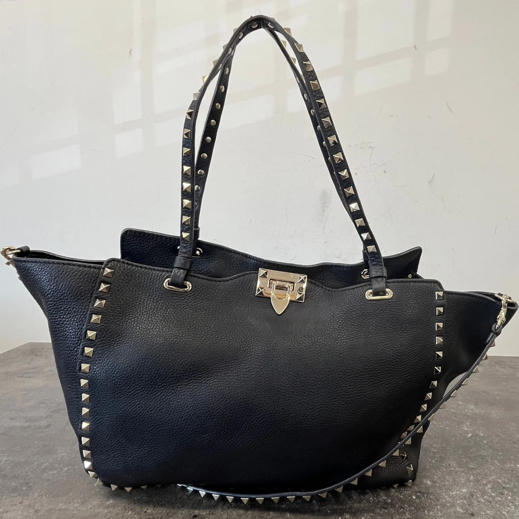 Women's Rockstud Medium Tote Bag Black - Image 12