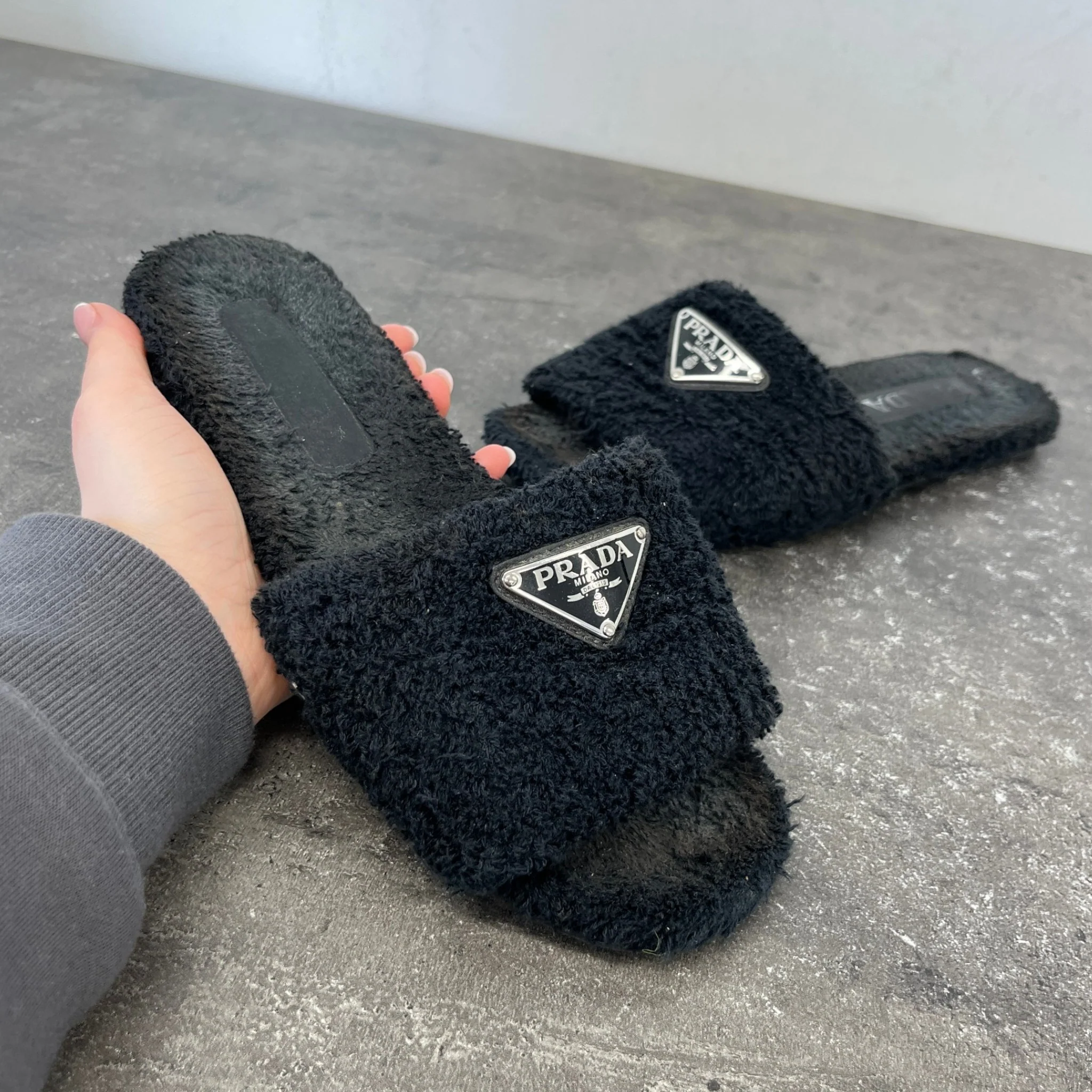Women's Shearling Plaque Logo Slides Black Size EU 37 / UK 4 - Image 11