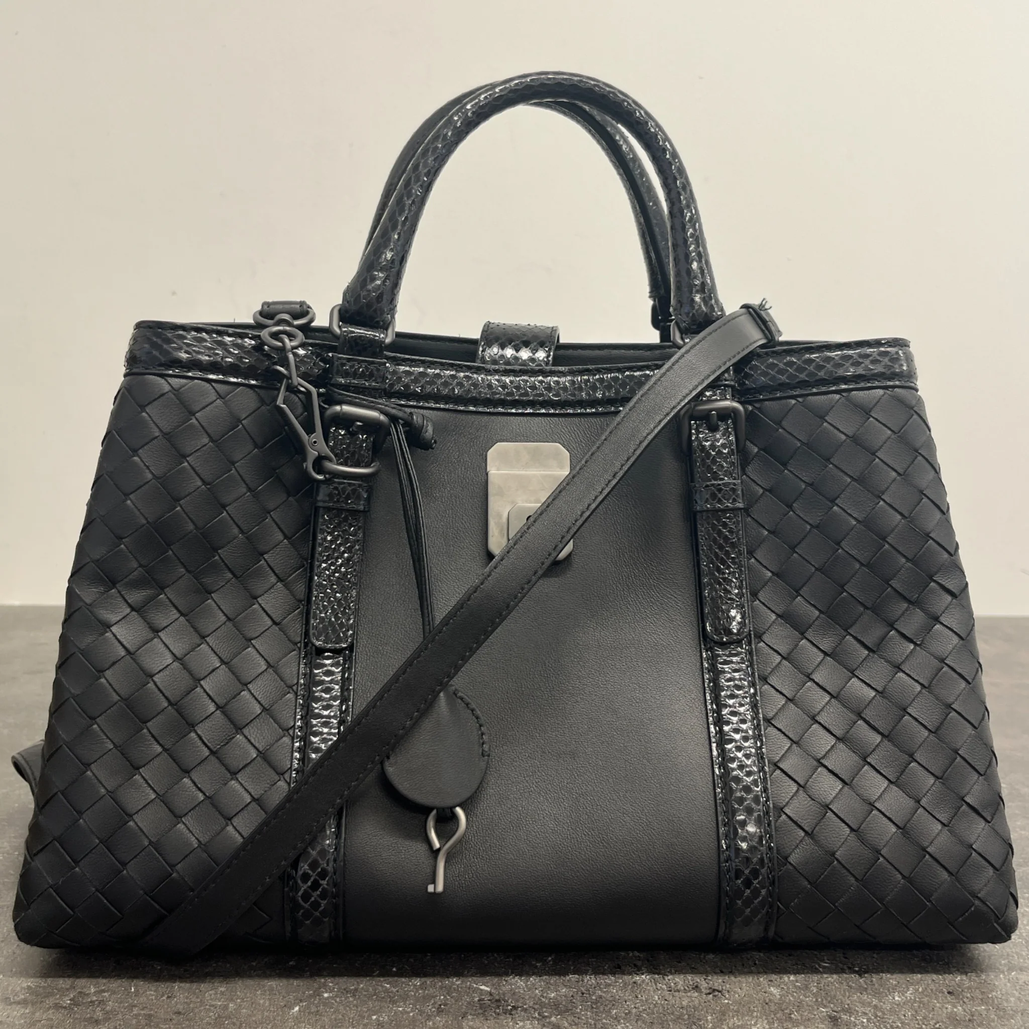 Women's Veneta Roma Small Handbag Black - Image 11